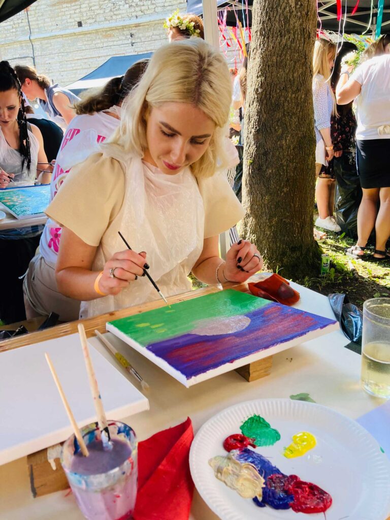 Lase loovus lendu lõuendile maalimise töötoas