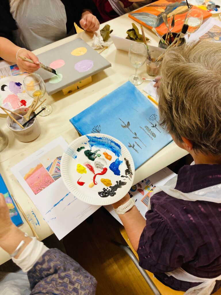 Lase meeskonnal loovus lendu ja paku neile lõuendile maalimise töötuba